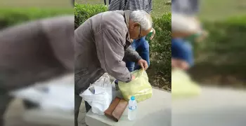 «عبده باشا».. بائع مشروبات في حرم جامعة عين شمس ويحبه الطلاب