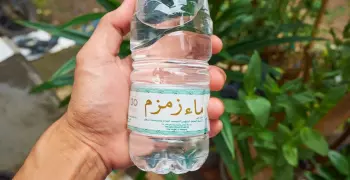 حماية المستهلك يضبط مخزن غير مرخص لتعبئة مياه زمزم مغشوشة بالدقهلية