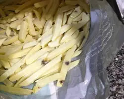 صدمة بسبب بطاطس «فارم فريتس» فاسدة وسوداء تثير غضب المستهلكين