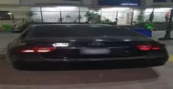 القبض على صاحب سيارة كتب على لوحاتها كلمة بذيئة