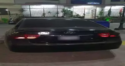 القبض على صاحب سيارة كتب على لوحاتها كلمة بذيئة