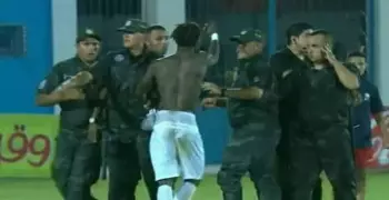 إبراهيم نورالدين يخرج في حماية الأمن خوفا من غضب لاعبي اشانتي كوتوكو الغاني