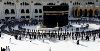 تبدأ بماء زمزم والورد.. مراحل غسل الكعبة المشرفة