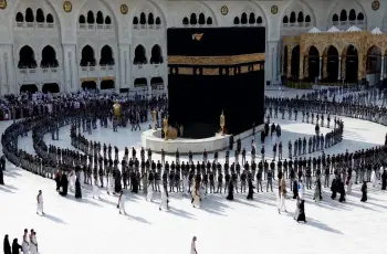 تبدأ بماء زمزم والورد.. مراحل غسل الكعبة المشرفة