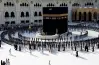 تبدأ بماء زمزم والورد.. مراحل غسل الكعبة المشرفة