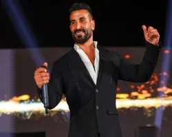 أحمد سعد يحلق قصة شعره المثيرة للجدل على الهواء..(فيديو)