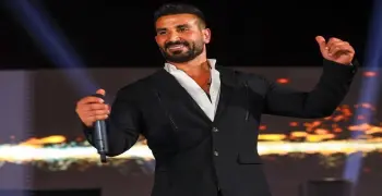 أحمد سعد يحلق قصة شعره المثيرة للجدل على الهواء..(فيديو)