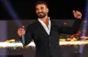 أحمد سعد يحلق قصة شعره المثيرة للجدل على الهواء..(فيديو)