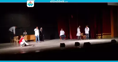 طلاب أسيوط يقدمون عرض «المجانين» على مسرح الجامعة