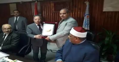 جامعة الأزهر تكرم أمين عام الأطباء العرب