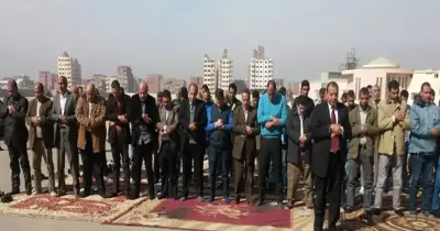 رئيس جامعة بني سويف يؤدي صلاة الغائب على طالبين توفيا نتيجة حادث