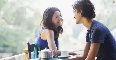 حسسها بأنوثتها.. دليل التعامل لو حبيت واحدة أكبر منك
