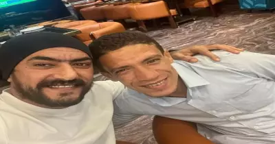 أحمد العوضي يقع بين الاستنكار والتقدير بعد دعم عامل النظافة.. (صور)