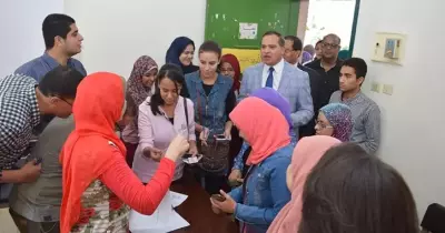 رئيس جامعة سوهاج يتفقد انتخابات اتحاد الطلاب