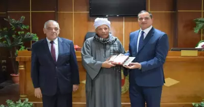 جامعة سوهاج تكرم عددا من العاملين والموظفين بكلية التجارة