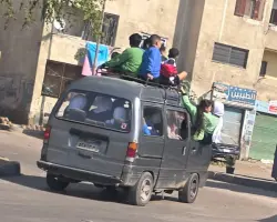 لتعريض حياتهم للخطر.. واقعة تحميل أطفال أعلى سيارة سوزوكي تثير غضب المواطنين