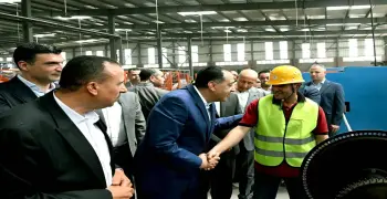 رئيس الوزراء يحاور عامل بمصنع الوادي للكابلات: «أخبار مرتبك اية»