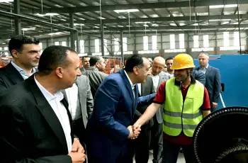 رئيس الوزراء يحاور عامل بمصنع الوادي للكابلات: «أخبار مرتبك اية»