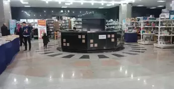 «وعدوا وأخلفوا».. الطلاب المكفوفون غاضبون من تهميشهم في معرض كتاب جامعة حلوان