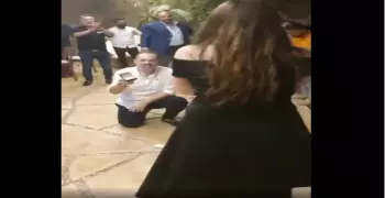 فيديو محمد محمود عبد العزيز يطلب يد فتاة أجنبية على الطريقة الأمريكية