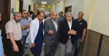 رئيس جامعة المنيا يزور مصابي حادث سيارة قوات الأمن