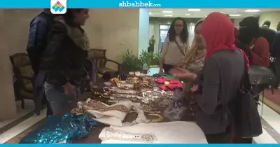 «صنع في الهند».. معرض ملابس وأدوات تجميل بجامعة عين شمس
