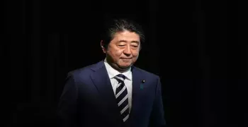 من هو شينزو آبي رئيس وزراء اليابان الذي قُتل اليوم؟