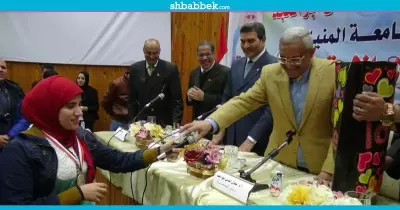صور| رئيس جامعة المنيا يكرم «متحدي الإعاقة» المشاركين في الأنشطة الطلابية