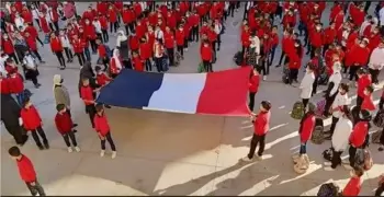 إيقاف مدير مدرسة في دمياط بعد واقعة تحية علم فرنسا بدل علم مصر