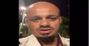 حارس يبكي بعد سرقة دراجته فيحصل على سيارة و 200 ألف ريال سعودي (فيديو)