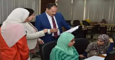 بالصور.. نائب رئيس جامعة عين شمس يتفقد لجان الامتحانات بكلية البنات