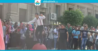 «آداب القاهرة» تستقبل الطلاب الجدد بالسيرك والعروض الفنية (صور)