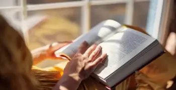 تعبير عن القراءة بالعناصر..هي غذاء العقل وروح الإنسان