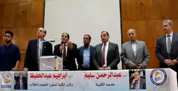 رئيس جامعة بني سويف يعزي طالبة في المدرج بعد أزمة «منعها من رؤية والدها المتوفي»