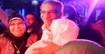 «أبو العروسة» يلبي دعوة فتاة يتيمة لحضور زفافها.. سيد رجب في موقف إنساني (فيديو)