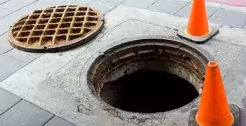 سقوط طفل في بالوعة الصرف الصحي بالمنصورة