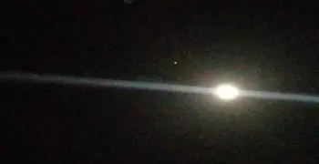 صور ظهور كوكب المريخ بجوار القمر