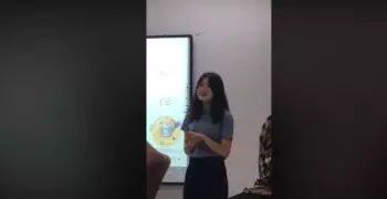 دكتورة أجنبية بجامعة بدر تغني «3 دقات».. شاهد تفاعل الطلاب معها