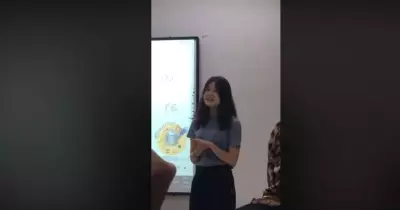 دكتورة أجنبية بجامعة بدر تغني «3 دقات».. شاهد تفاعل الطلاب معها