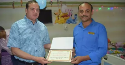 رئيس جامعة سوهاج يكرم معاون أمن تبرع لصالح المستشفى الجامعي
