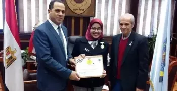 رئيس جامعة دمنهور يمنح وسام التميز لطالبة «سرقة الموتوسيكل»