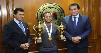 تكريم منتخب جامعات مصر الفائز بالبطولة العربية لكرة الصالات بأبوظبي (صور)