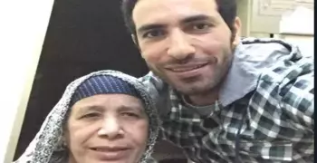 مطار القاهرة يمنع والدة محمد أبو تريكة من السفر