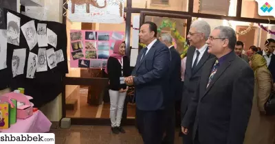 رئيس جامعة المنوفية يفتتح المعرض الفني لطلاب الصيدلة (صور)