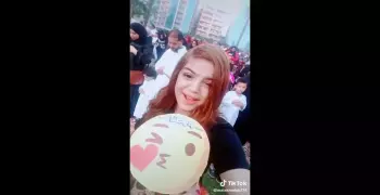 فتاة تغني أثناء صلاة العيد في صفوف مشتركة بين الرجال والنساء (فيديو)