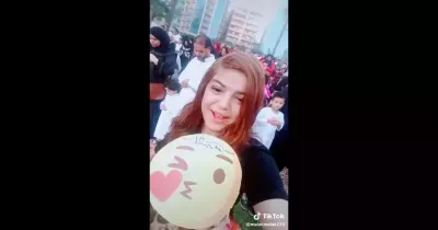 فتاة تغني أثناء صلاة العيد في صفوف مشتركة بين الرجال والنساء (فيديو)