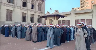 معهد يستقبل طلابه في أول يوم دراسة بالعمة والقفطان (صور)