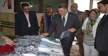 رئيس جامعة بنها يفتتح معرض ملابس للطلاب