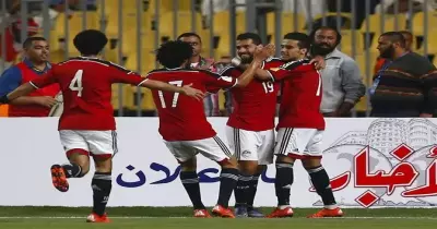 «عبد الله السعيد» على الدكة.. تعرف على تشكيل منتخب مصر أمام أوغندا