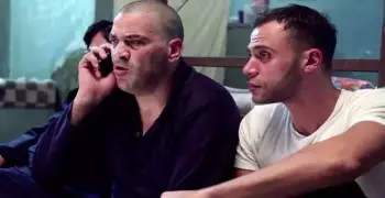 رامز جلال يسخر من طاهر أبو ليلة: واكل لسانه وبيتنفس من ودانه